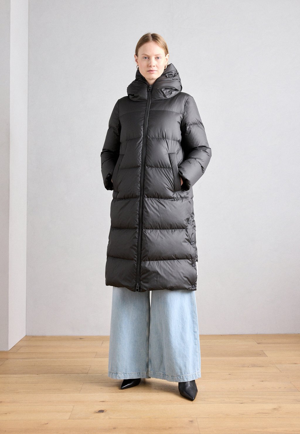 Пуховое пальто COAT FIXED HOOD WELT POCKETS SIDE SLITS BACKPACK BELTS Marc O'Polo, черный
Пуховое пальто COAT FIXED HOOD WELT POCKETS SIDE SLITS BACKPACK BELTS Marc O'Polo, черный