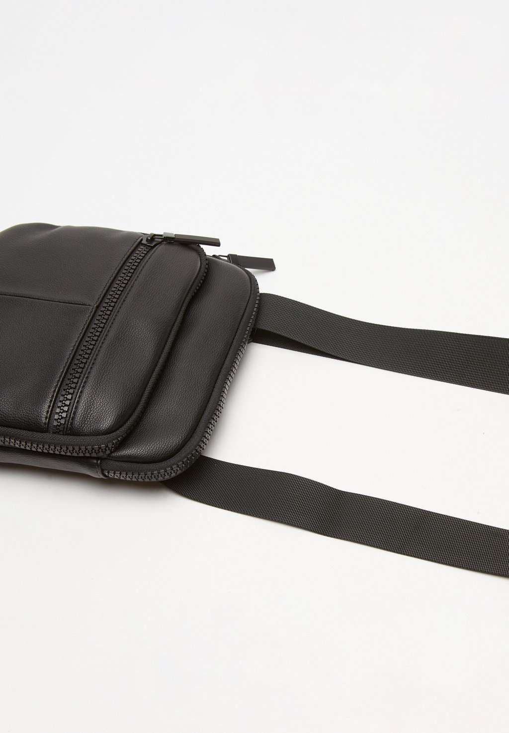 Сумка через плечо Bata, черный
Сумка через плечо Bata, черный