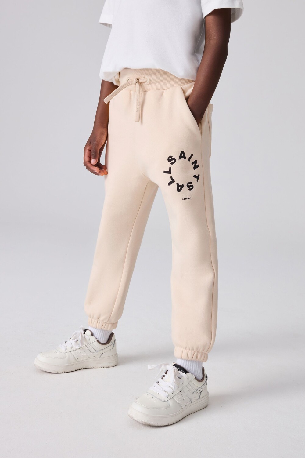 Джоггеры Tierra прямого кроя с логотипом и манжетами Smallsaints, нейтральный
Джоггеры Tierra прямого кроя с логотипом и манжетами Smallsaints, нейтральный