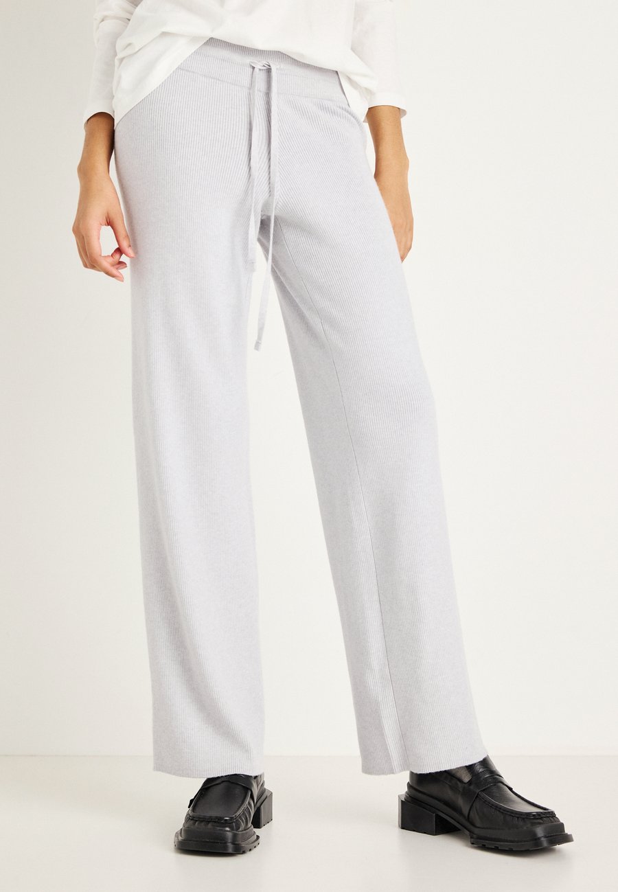 Брюки Gina Tricot TROUSERS, Light Grey Melange/Grey
Брюки Gina Tricot TROUSERS, Light Grey Melange/Grey