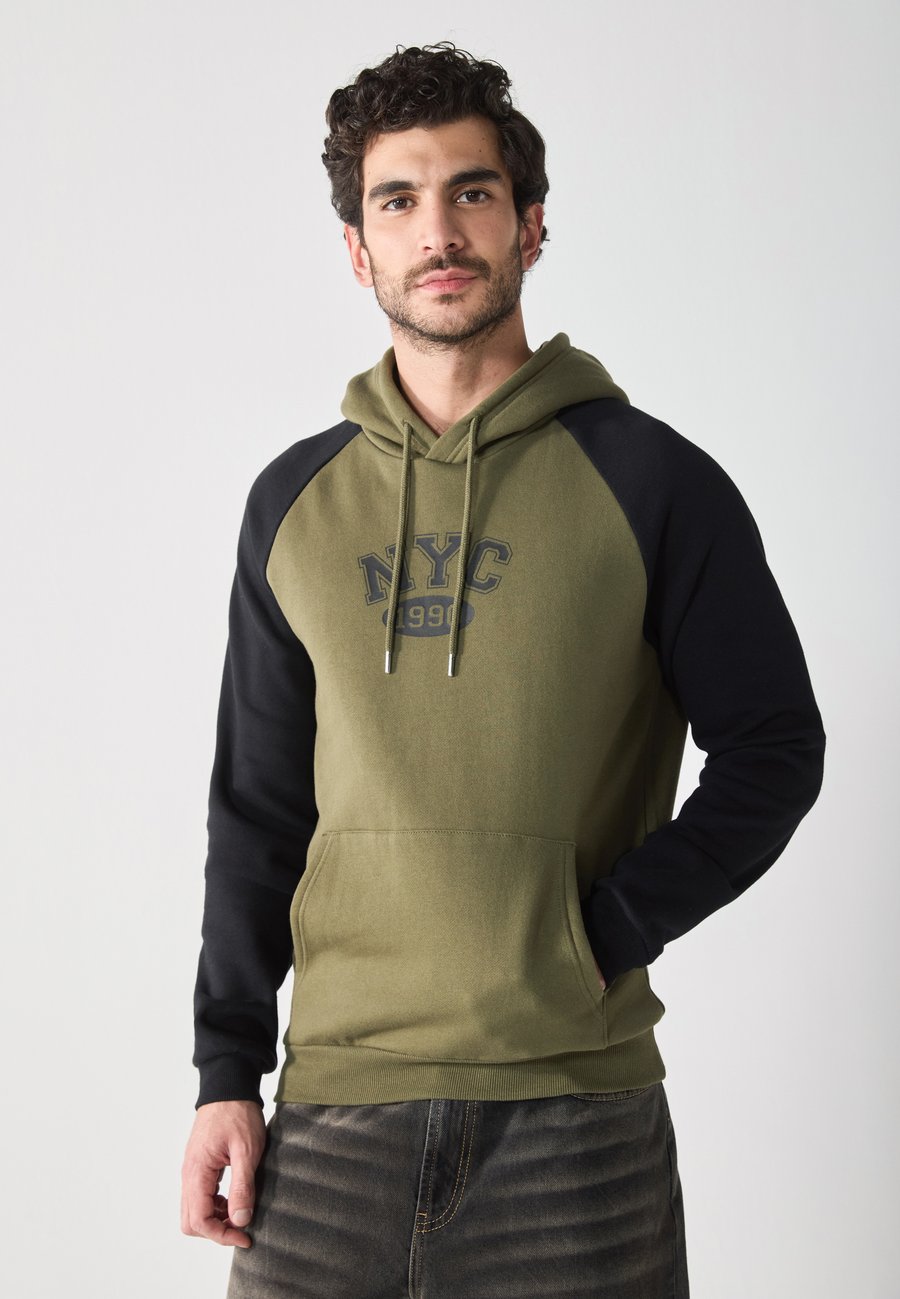 Худи Pier One Hoodie, Dark Olive/True Black/Khaki
Худи Pier One Hoodie, Dark Olive/True Black/Khaki