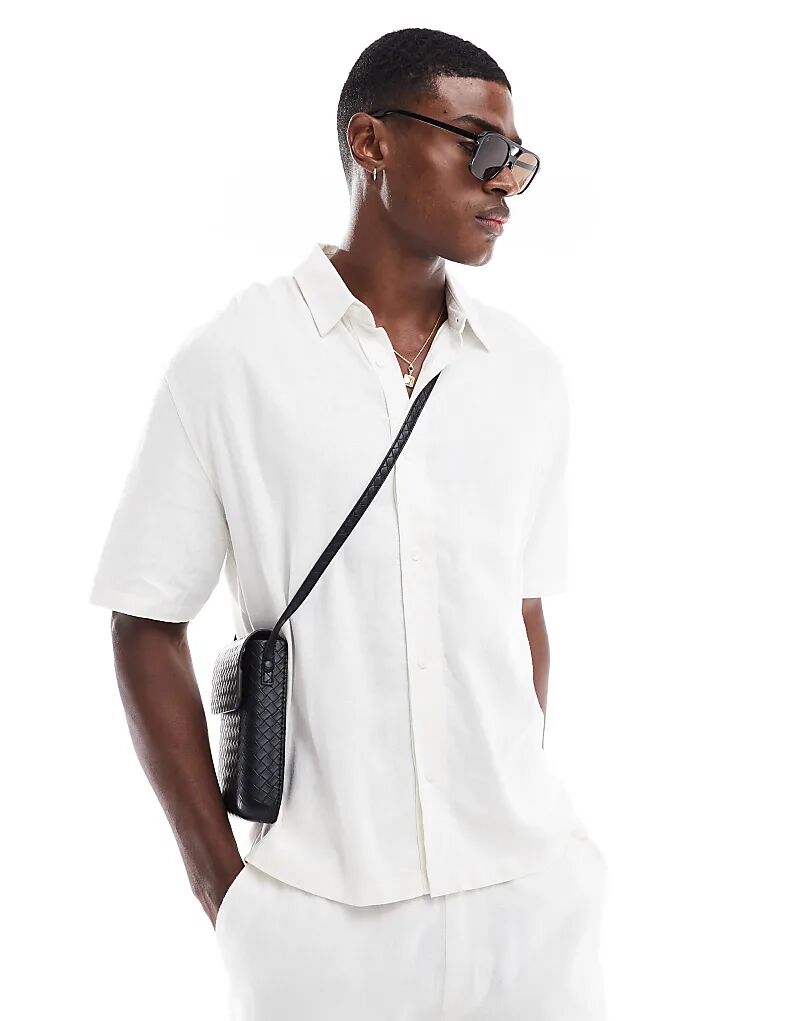 Рубашка Bershka с короткими рукавами из льняной смеси белого цвета
Рубашка Bershka с короткими рукавами из льняной смеси белого цвета