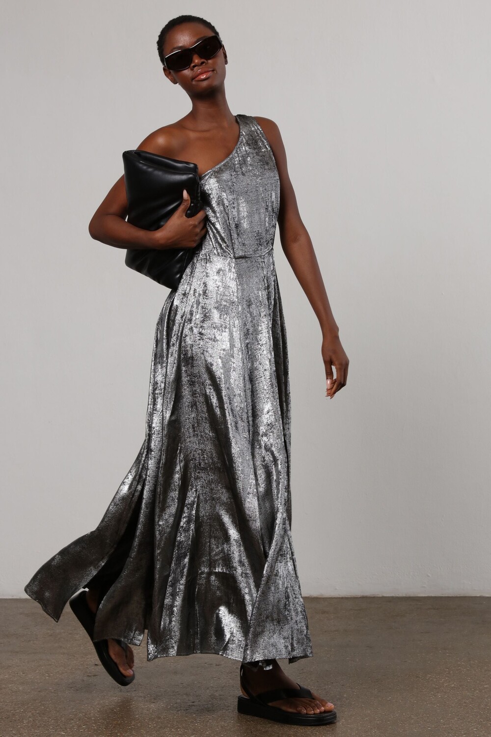 Серебряное платье макси на одно плечо фактурный материал с блеском Religion, серебряный 
Серебряное платье макси на одно плечо фактурный материал с блеском Religion, серебряный