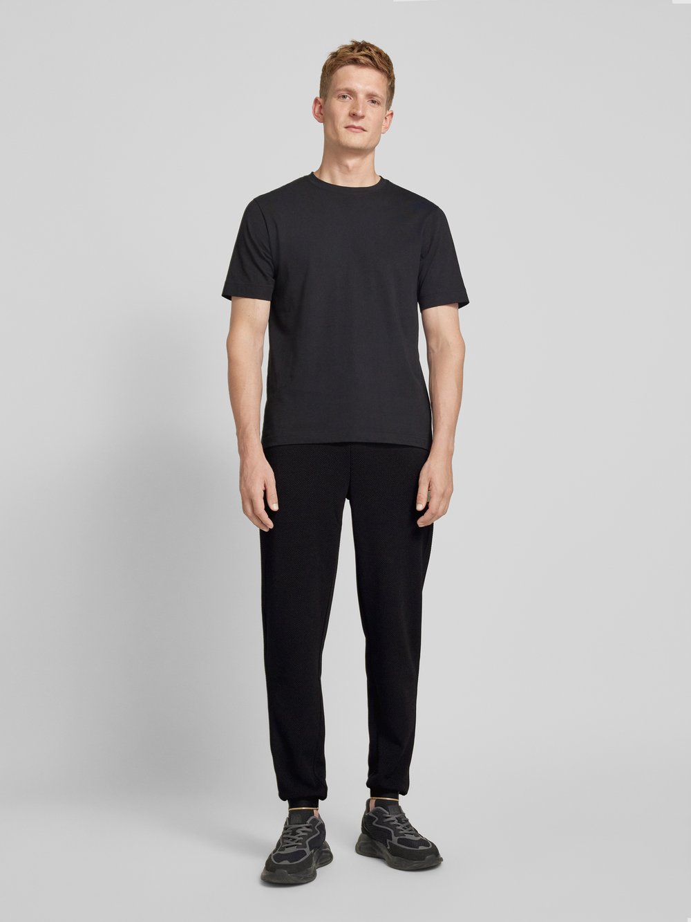 Спортивные брюки прямого кроя с нашивкой-лейблом, модель «GOLD LABEL» EA7 Emporio Armani, черный
Спортивные брюки прямого кроя с нашивкой-лейблом, модель «GOLD LABEL» EA7 Emporio Armani, черный