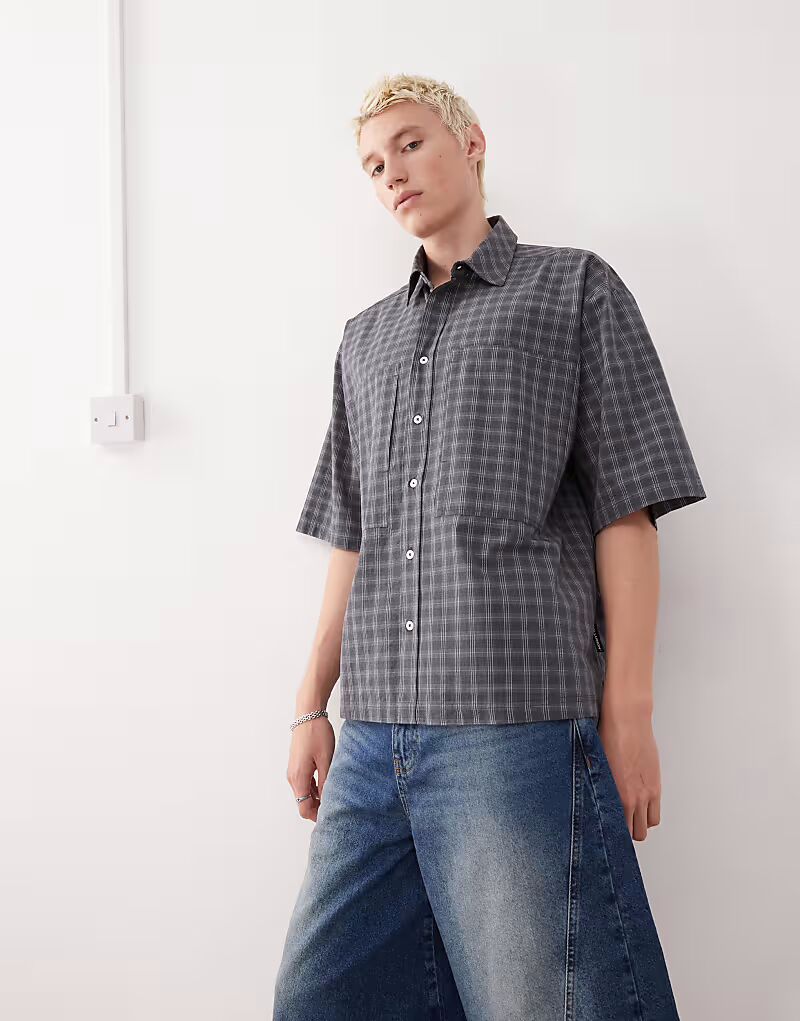 Рубашка в клетку COLLUSION с коротким рукавом в сине-сером цвете
Рубашка в клетку COLLUSION с коротким рукавом в сине-сером цвете