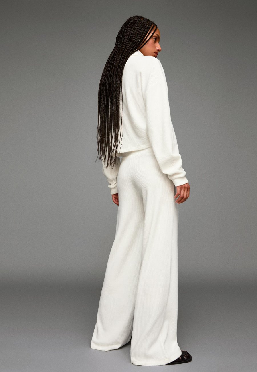Брюки Bershka SOFT WIDE-LEG, Beige
Брюки Bershka SOFT WIDE-LEG, Beige