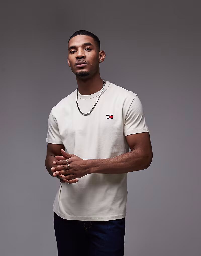 Футболка Tommy Jeans с логотипом и обычной эмблемой в кремово-белом цвете
Футболка Tommy Jeans с логотипом и обычной эмблемой в кремово-белом цвете