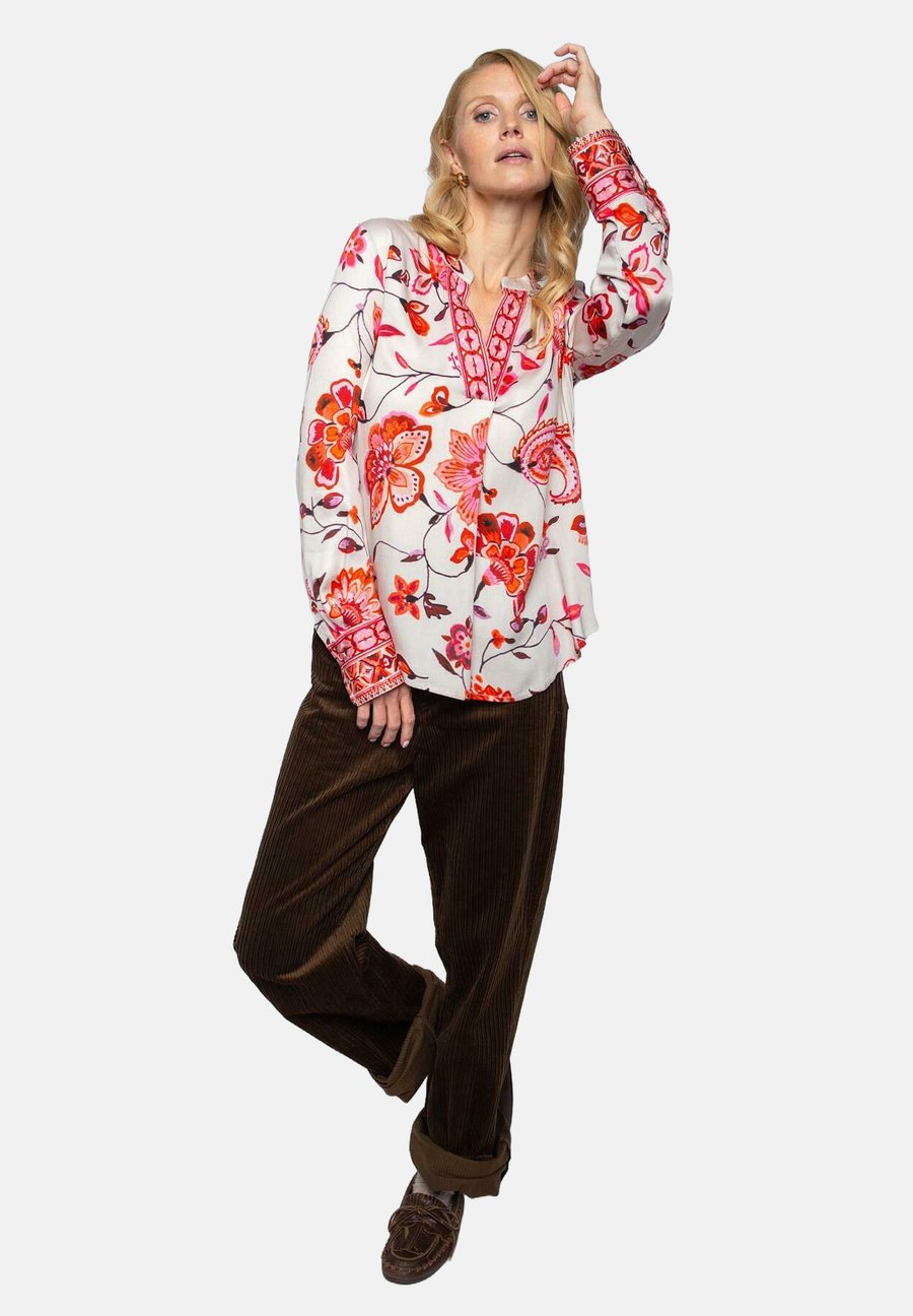 Блуза Emily van den Bergh Blouse, Red Sand Flowers/Off-White
Блуза Emily van den Bergh Blouse, Red Sand Flowers/Off-White