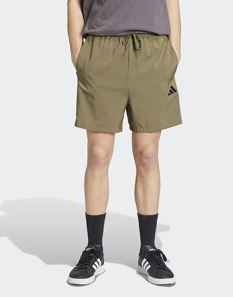 Шорты челси Performance Essentials с тремя полосками в оливково-черном цвете Adidas Performance
Шорты челси Performance Essentials с тремя полосками в оливково-черном цвете Adidas Performance