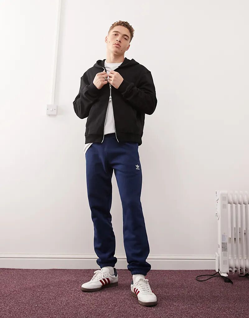 Спортивные брюки Trefoil Essentials темно-синего цвета adidas Originals 
Спортивные брюки Trefoil Essentials темно-синего цвета adidas Originals