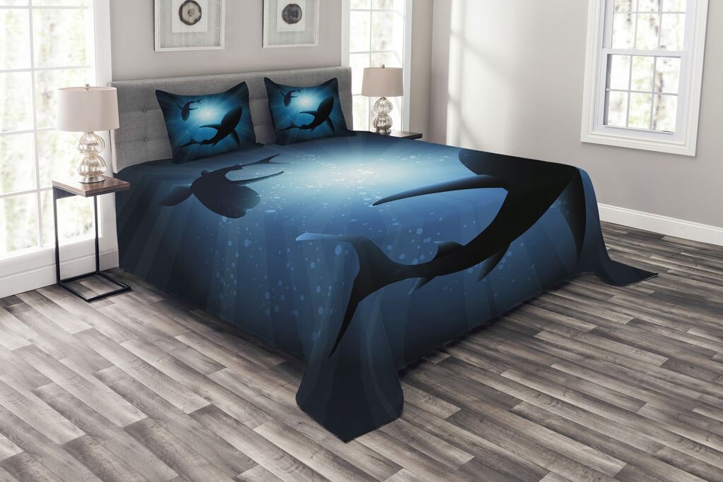 ABAKUHAUS Комплект покрывала Shark, силуэты рыб для плавания, комплект с моющимися наволочками, для односпальных кроватей 220 x 220 см, темно-синий
ABAKUHAUS Комплект покрывала Shark, силуэты рыб для плавания, комплект с моющимися наволочками, для односпальных кроватей 220 x 220 см, темно-синий