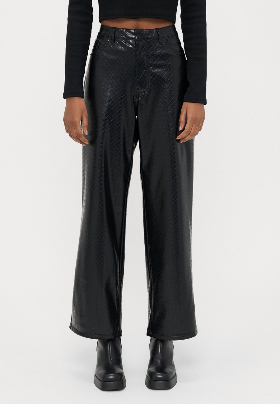 Брюки ONLY Petite ONLJUICY DAKOTA LIFE, Black
Брюки ONLY Petite ONLJUICY DAKOTA LIFE, Black