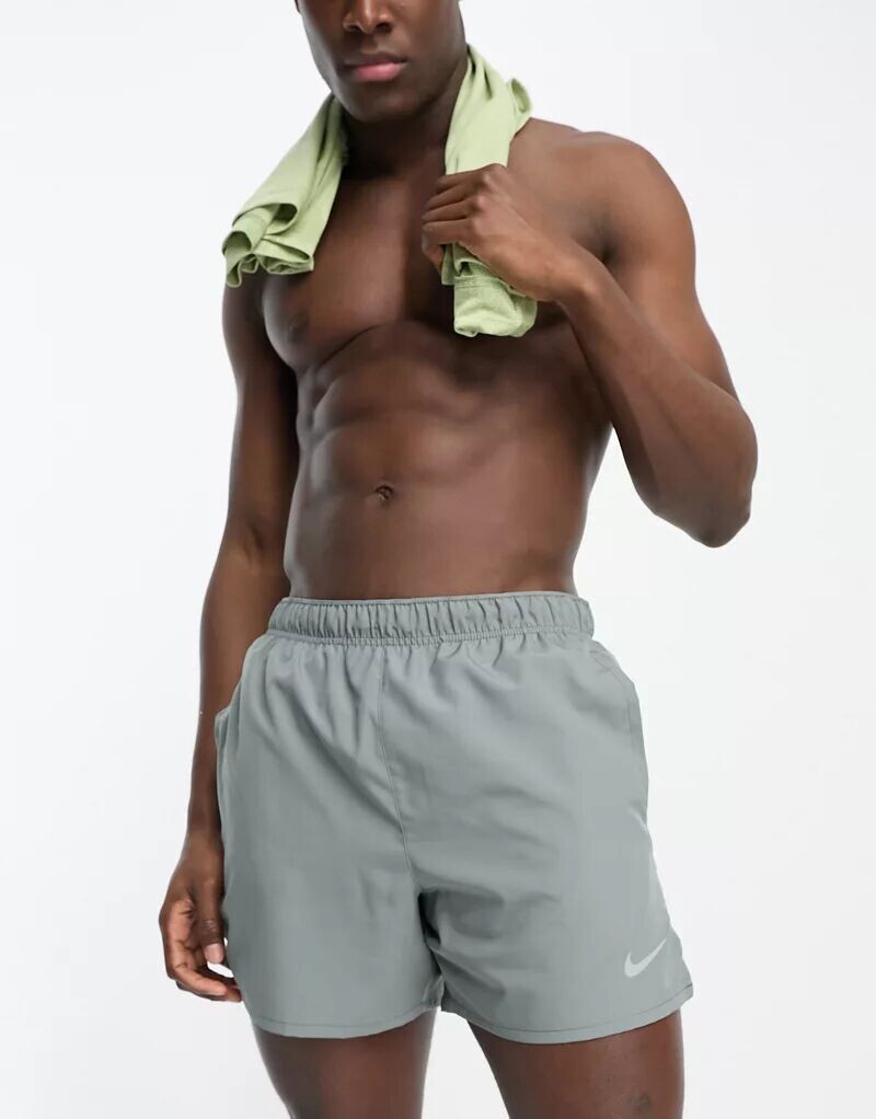 Серые шорты Nike Dri-FIT Challenger 5 дюймов
Серые шорты Nike Dri-FIT Challenger 5 дюймов