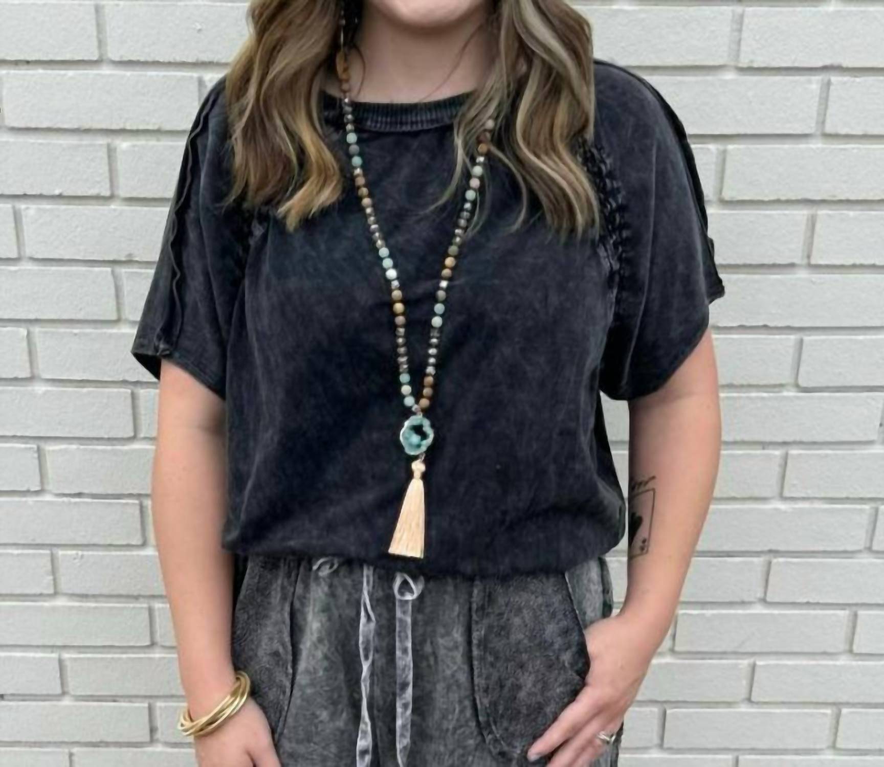 Блузка с рукавами-крылышками из минеральной стирки в пепельно-черном цвете J. Her
Блузка с рукавами-крылышками из минеральной стирки в пепельно-черном цвете J. Her