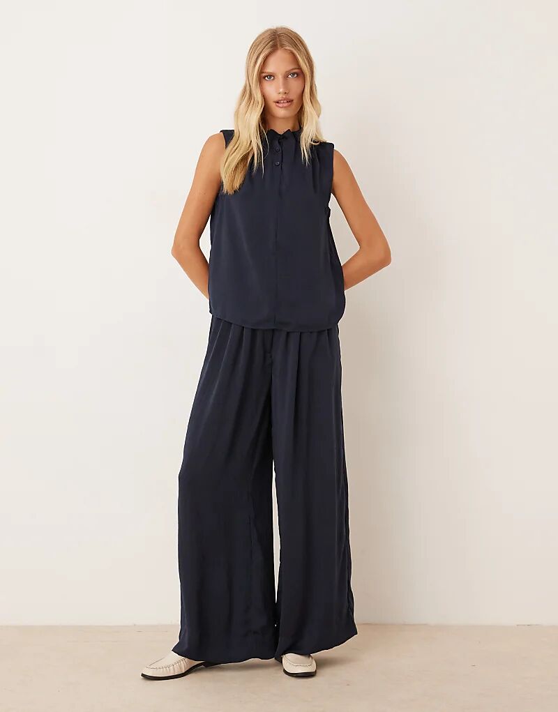 Брюки AWARE с завышенной талией и широкими штанинами, темно-синего цвета, со складками
Брюки AWARE с завышенной талией и широкими штанинами, темно-синего цвета, со складками