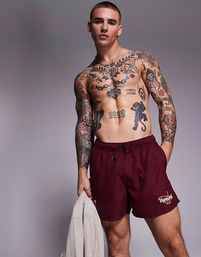 Короткие шорты для плавания ASOS DESIGN с принтом бордового цвета
Короткие шорты для плавания ASOS DESIGN с принтом бордового цвета