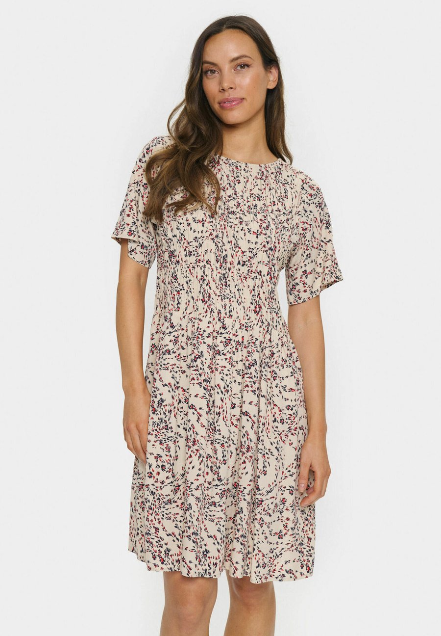 Платье Saint Tropez GISLA , Fog Windswept Leaves/Beige
Платье Saint Tropez GISLA , Fog Windswept Leaves/Beige