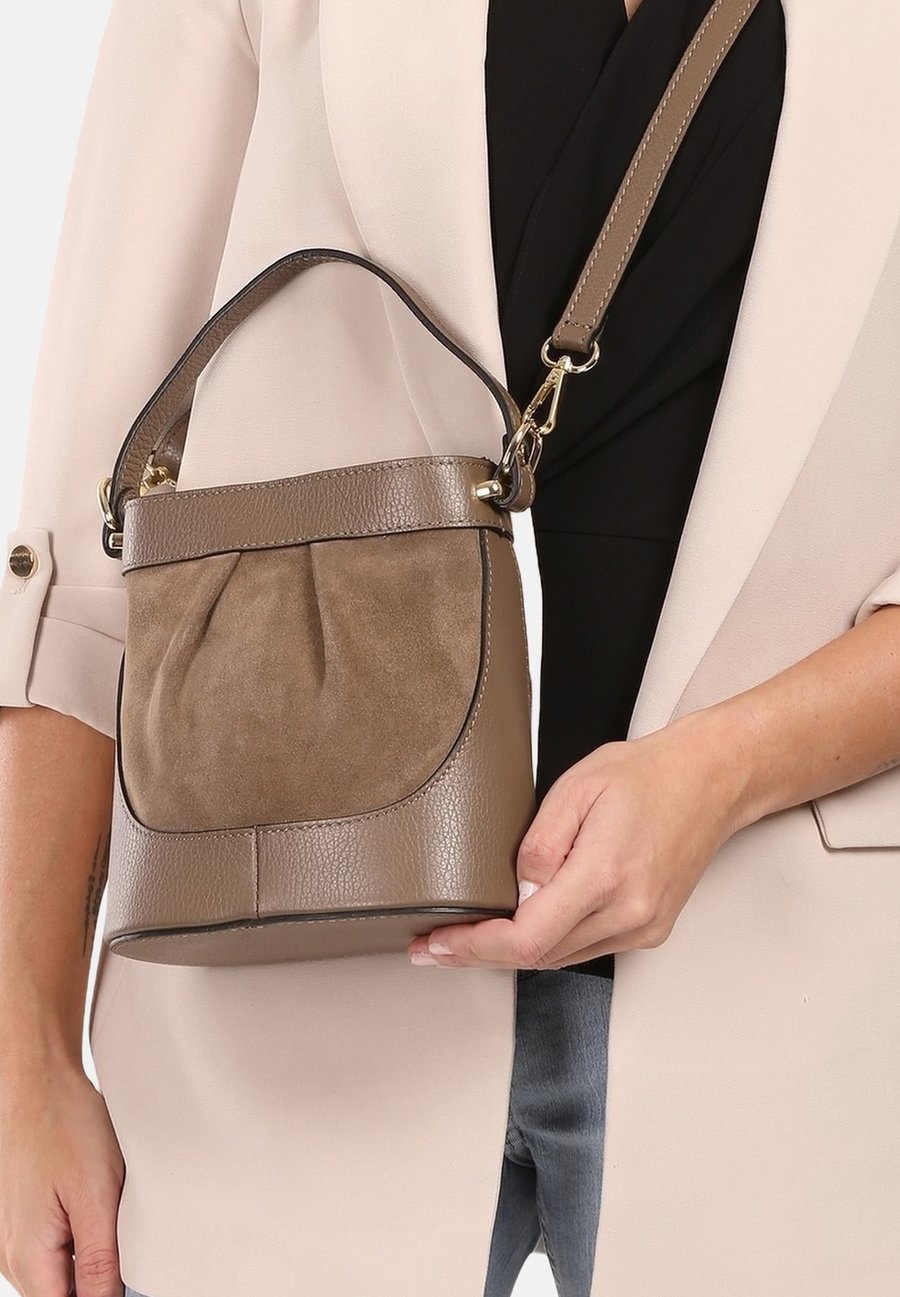 Сумка DrachenLeder UMHÄNGET, Taupe Beige/Taupe
Сумка DrachenLeder UMHÄNGET, Taupe Beige/Taupe