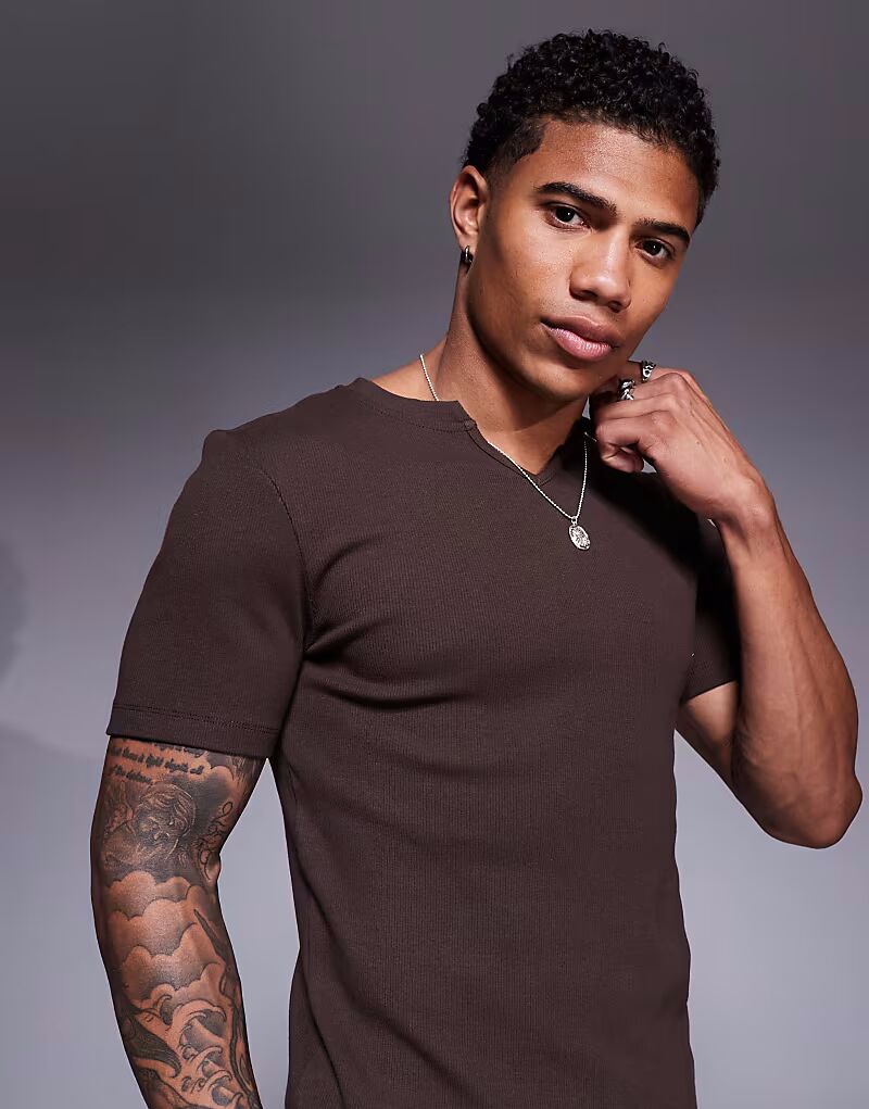 Футболка ASOS DESIGN в рубчик с вырезом-стойкой коричневого цвета
Футболка ASOS DESIGN в рубчик с вырезом-стойкой коричневого цвета