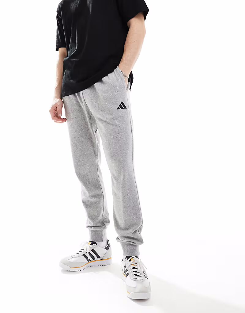 Уютные брюки из французского терри Adidas Essentials в цвете средне-серый меланж / черный Adidas Performance
Уютные брюки из французского терри Adidas Essentials в цвете средне-серый меланж / черный Adidas Performance