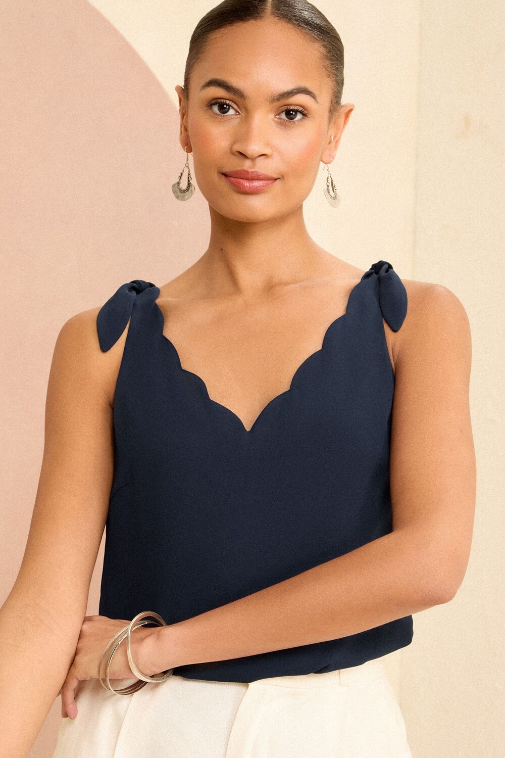 Блузка с V-образным вырезом завязками и отделкой ракушками Love & Roses, синий
Блузка с V-образным вырезом завязками и отделкой ракушками Love & Roses, синий