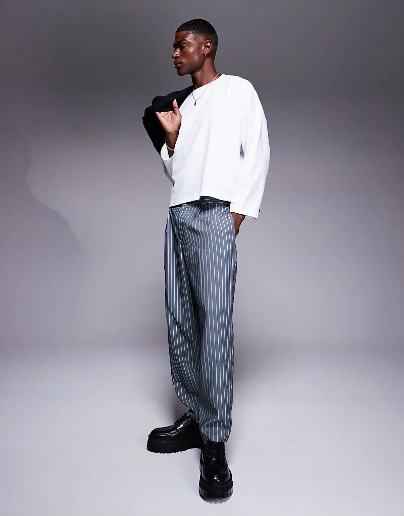 Брюки-карго в тонкую серую полоску ASOS DESIGN
Брюки-карго в тонкую серую полоску ASOS DESIGN