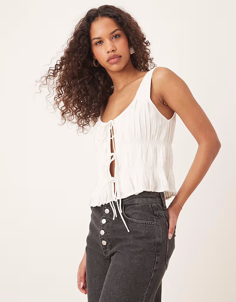 Белый топ с завязками спереди от Abercrombie & Fitch
Белый топ с завязками спереди от Abercrombie & Fitch