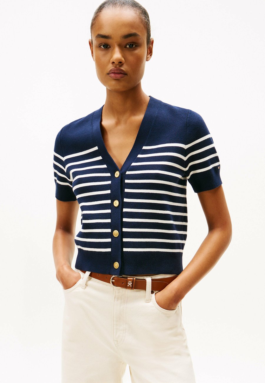 Кардиган Tommy Hilfiger TONE BUTTON SHORT SLEEVE, Placed Thin White Stp Sweaters/Dark Blue
Кардиган Tommy Hilfiger TONE BUTTON SHORT SLEEVE, Placed Thin White Stp Sweaters/Dark Blue