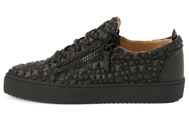 Спортивные кеды на низком ходу с заклепками Giuseppe Zanotti
Спортивные кеды на низком ходу с заклепками Giuseppe Zanotti