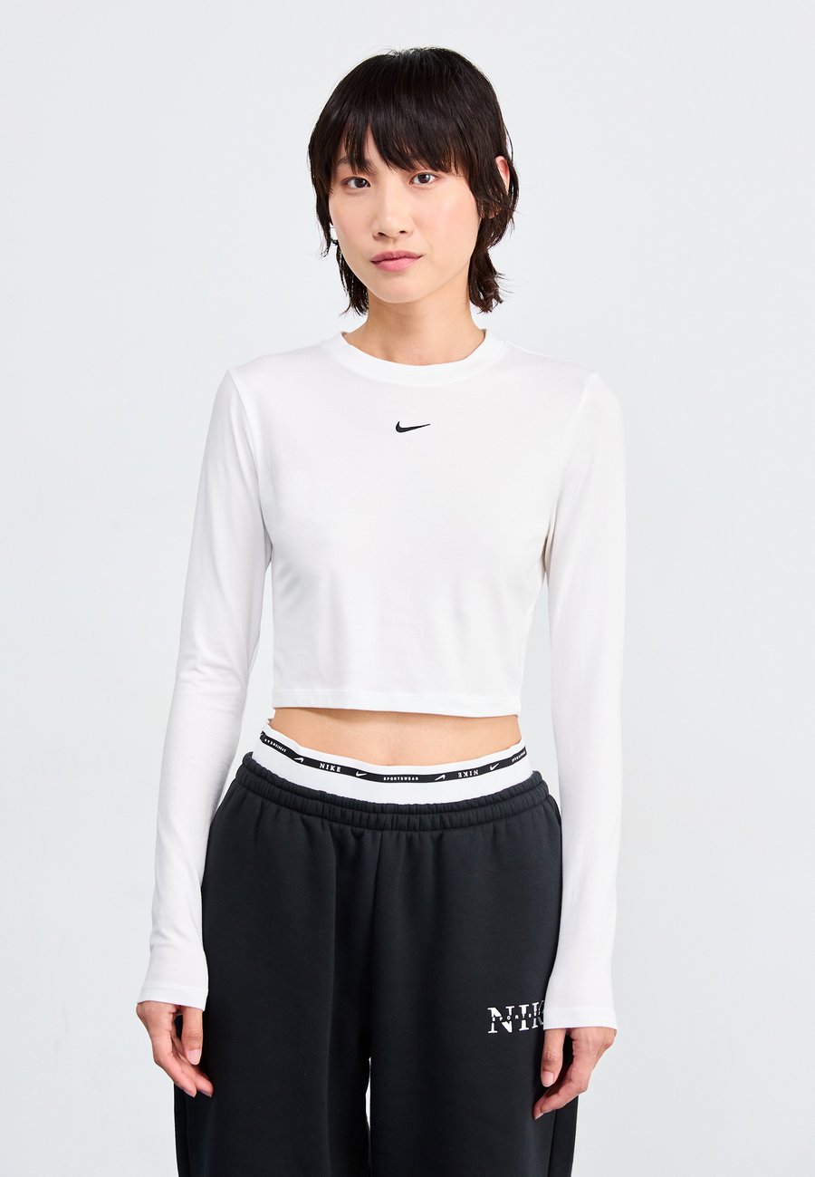 Топ Nike Sportswear Long sleeved top, White
Топ Nike Sportswear Long sleeved top, White
