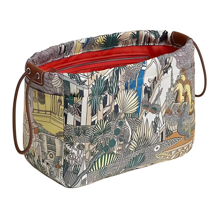 HERMES Четырёхсторонняя вставка для сумки из шёлка и телячьей кожи берения
HERMES Четырёхсторонняя вставка для сумки из шёлка и телячьей кожи берения