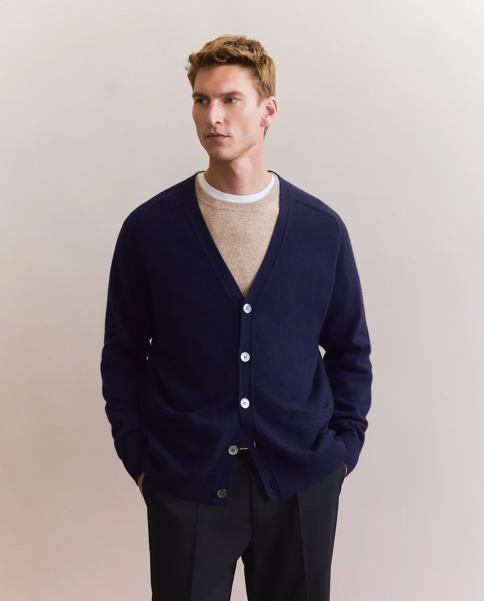 Мужской кардиган на пуговицах из гладкого кашемира Emidio Tucci, темно-синий
Мужской кардиган на пуговицах из гладкого кашемира Emidio Tucci, темно-синий
