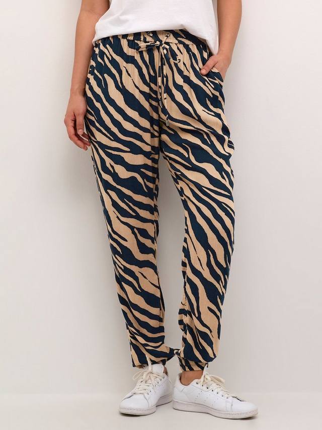 Брюки marita с завязками на талии KAFFE, цвет Midnight/Amphora
Брюки marita с завязками на талии KAFFE, цвет Midnight/Amphora