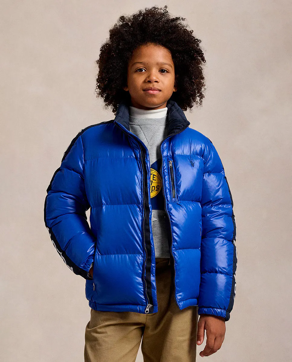 Пуховик для мальчика с капюшоном и логотипом на рукаве Polo Ralph Lauren, цвет Azul Índigo
Пуховик для мальчика с капюшоном и логотипом на рукаве Polo Ralph Lauren, цвет Azul Índigo