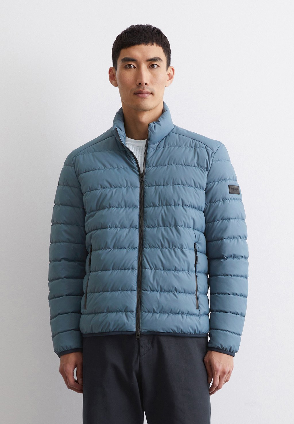 Зимняя куртка STAND-UP COLLAR ZIP POCK ELASTIC BINDING SLEEVE BADGE Marc O'Polo, синий
Зимняя куртка STAND-UP COLLAR ZIP POCK ELASTIC BINDING SLEEVE BADGE Marc O'Polo, синий