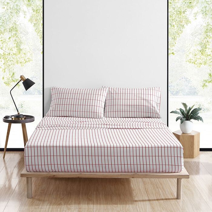 Набор простыней из красного хлопкового перкаля Marimekko Pieni Tiiliskivi, Queen, мультиколор
Набор простыней из красного хлопкового перкаля Marimekko Pieni Tiiliskivi, Queen, мультиколор