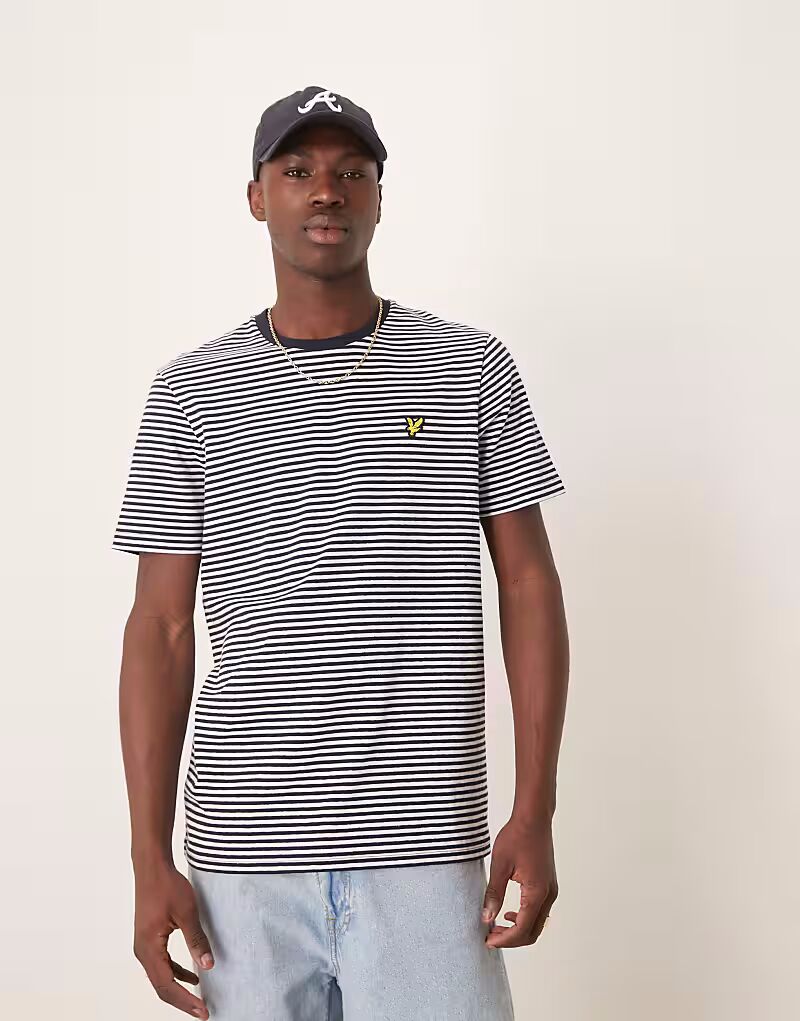 Футболка Lyle & Scott из льняной смеси в бретонскую полоску в темно-синюю полоску
Футболка Lyle & Scott из льняной смеси в бретонскую полоску в темно-синюю полоску