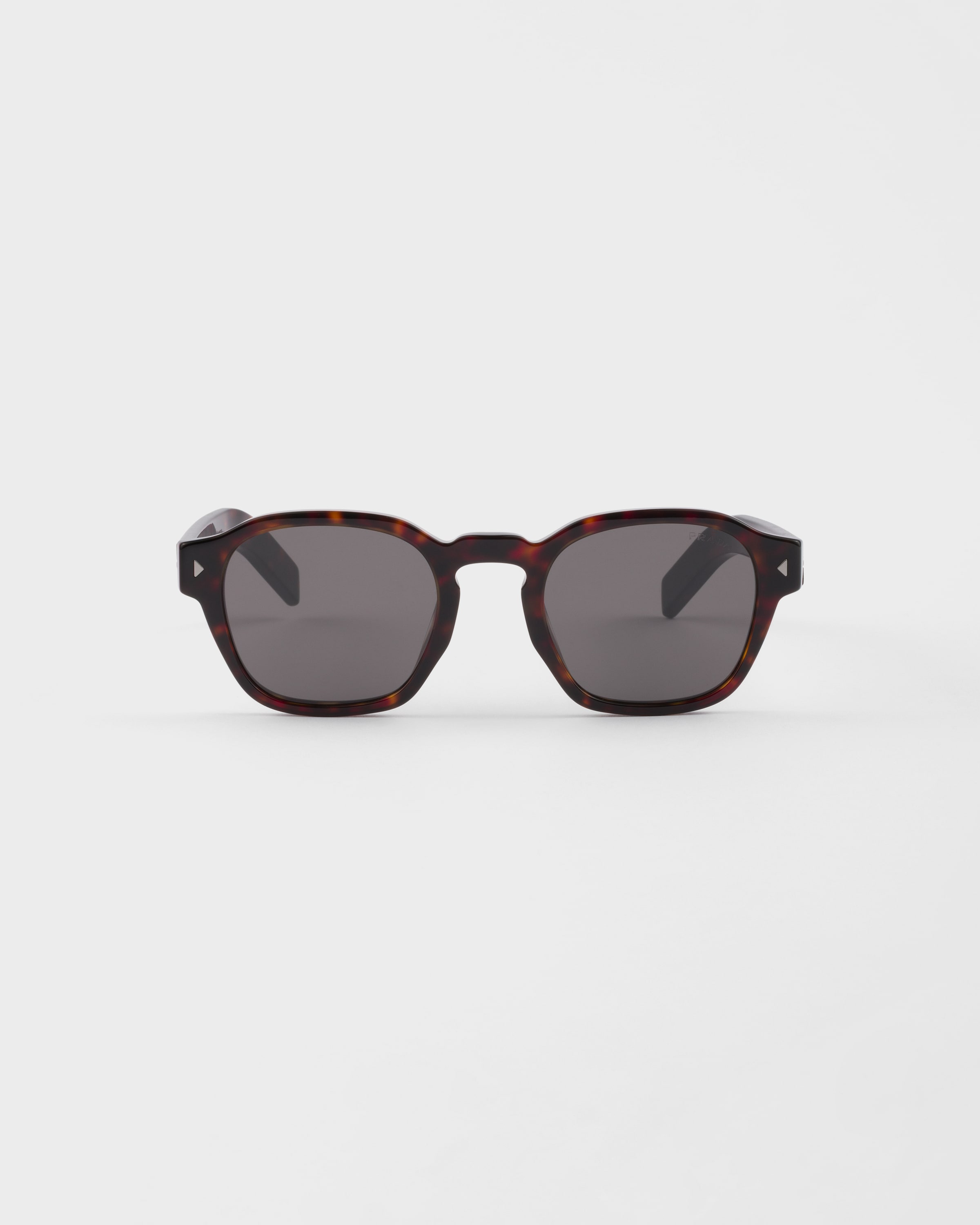 Солнечные очки с культовой металлической табличкой Prada, черный
Солнечные очки с культовой металлической табличкой Prada, черный