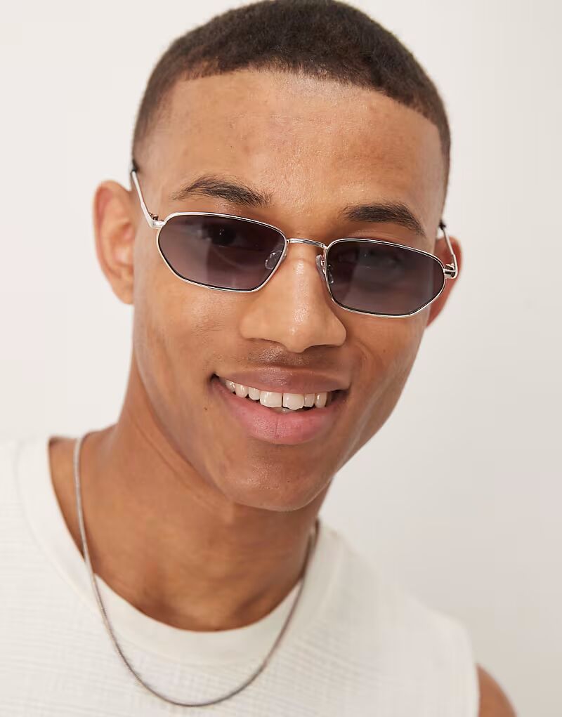 Солнцезащитные очки ASOS DESIGN в прямоугольной оправе с фиолетово-синими линзами с эффектом омбре и серебристой металлической оправой
Солнцезащитные очки ASOS DESIGN в прямоугольной оправе с фиолетово-синими линзами с эффектом омбре и серебристой металлической оправой