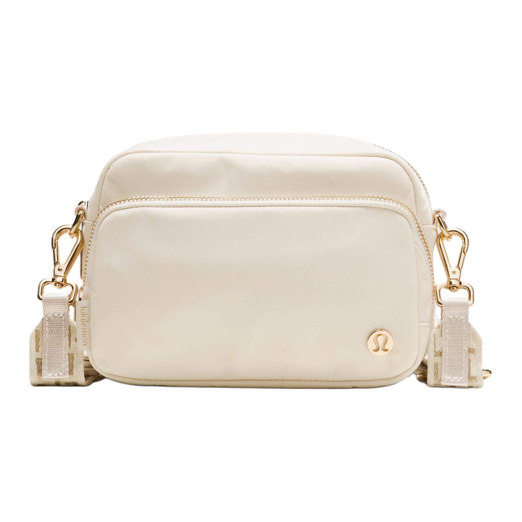 Lululemon Everywhere Nylon Shoulder Bag, Crossbody Bag Large Women's Light Ivory & Gold
Lululemon Everywhere Nylon Shoulder Bag, Crossbody Bag Large Women's Light Ivory & Gold