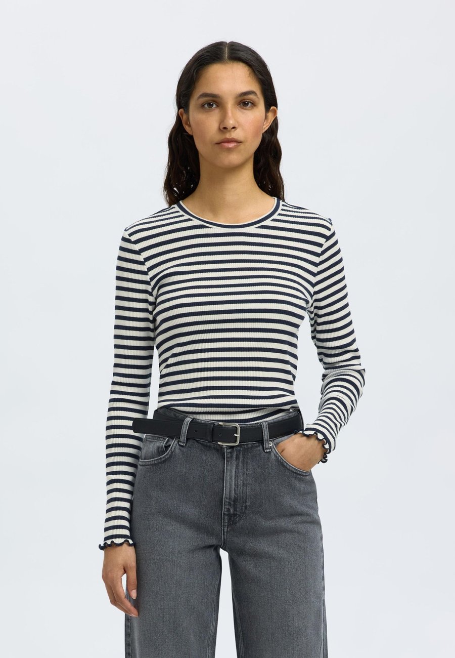 Топ Selected Femme SLFANNA CREW NECK TEE, Dark Sapphire Stripes W Snow White Stripes/Multi-Coloured
Топ Selected Femme SLFANNA CREW NECK TEE, Dark Sapphire Stripes W Snow White Stripes/Multi-Coloured