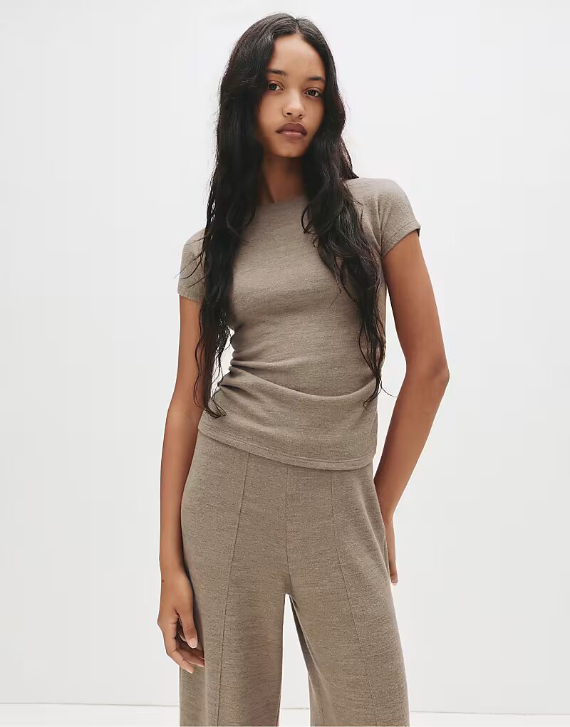 Мягкая на ощупь футболка Gathered коричневого цвета Pull&Bear
Мягкая на ощупь футболка Gathered коричневого цвета Pull&Bear