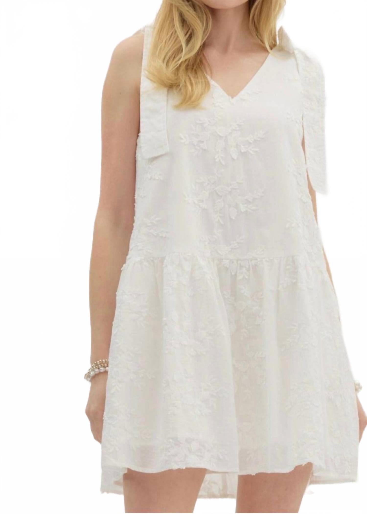 Белое мини-платье с 3D-цветочной вышивкой и завязками Entro
Белое мини-платье с 3D-цветочной вышивкой и завязками Entro