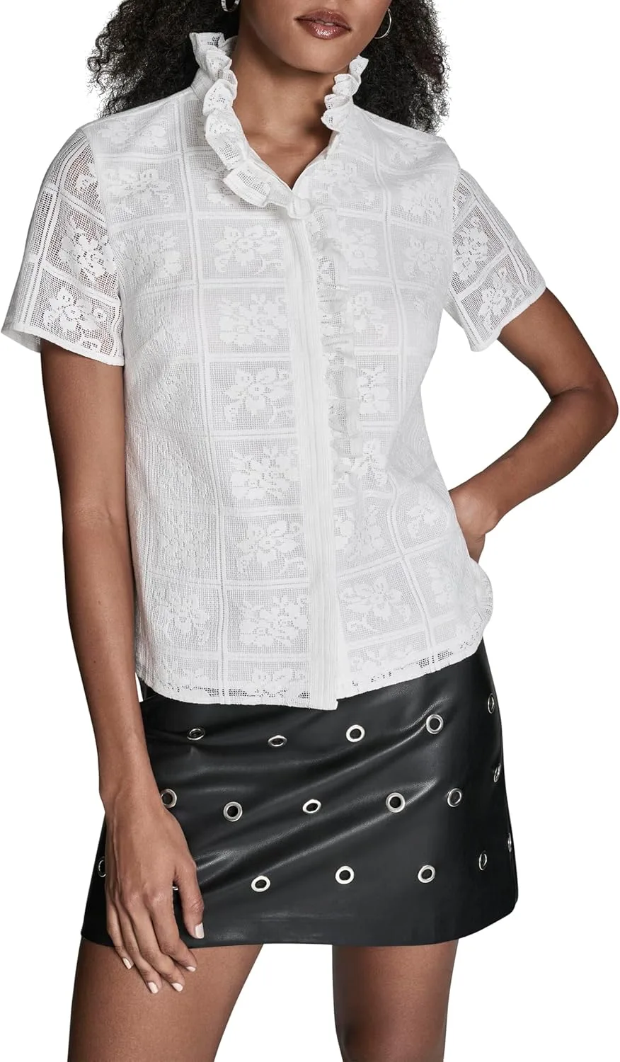 BCBG Женский топ с коротким рукавом, рюшами и кружевным принтом
BCBG Женский топ с коротким рукавом, рюшами и кружевным принтом