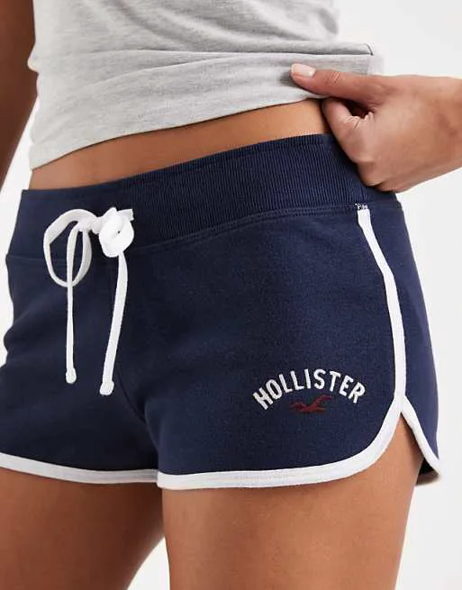 Темно-синие флисовые мини-шорты Hollister
Темно-синие флисовые мини-шорты Hollister
