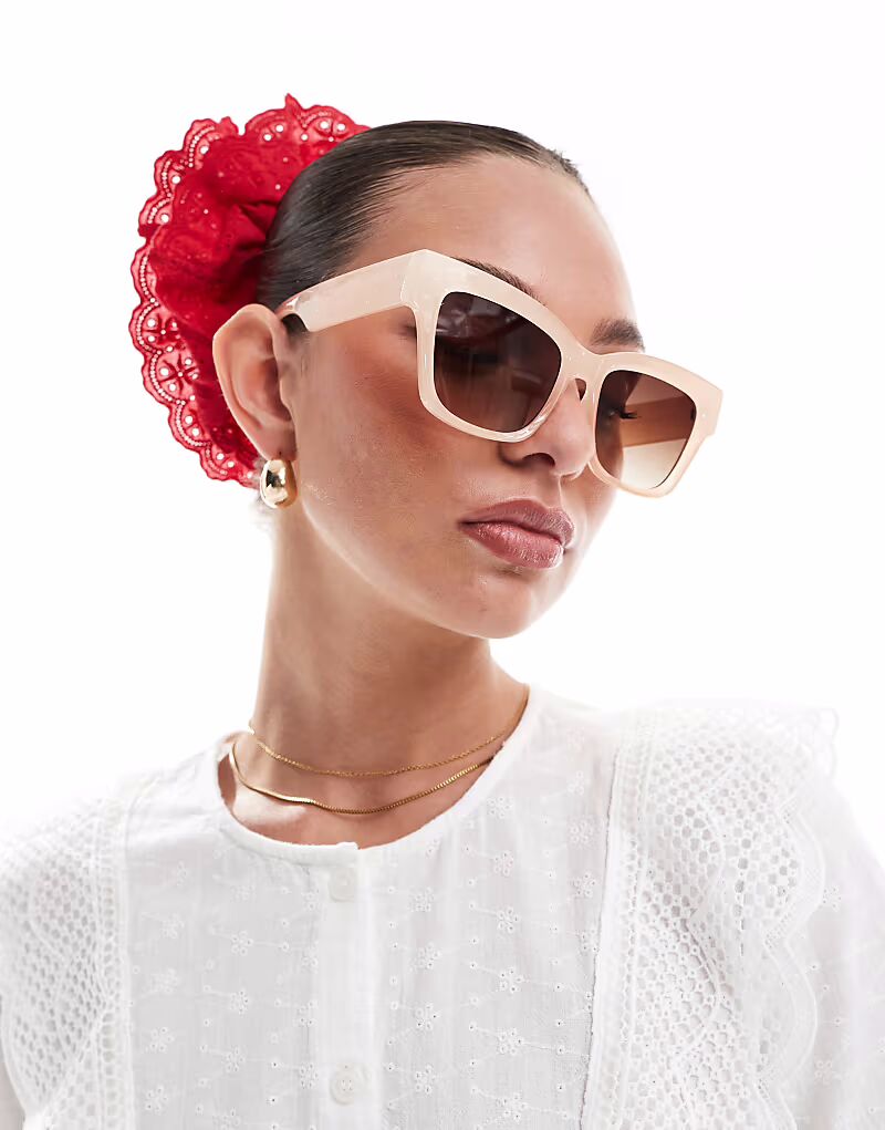 Солнцезащитные очки AJ Morgan Classic «кошачий глаз» кремового цвета
Солнцезащитные очки AJ Morgan Classic «кошачий глаз» кремового цвета