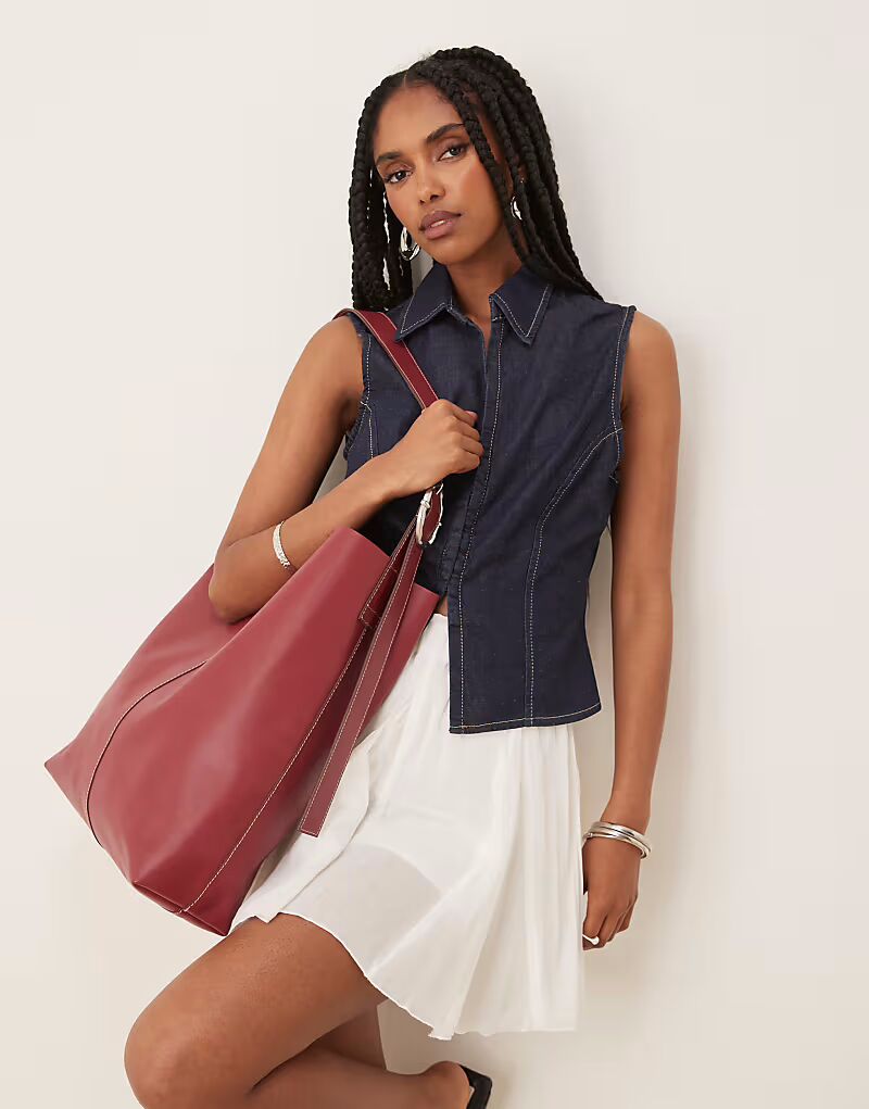 Сумка-тоут из кожи Becksondergaard mae с ремешком-пряжкой бордового цвета
Сумка-тоут из кожи Becksondergaard mae с ремешком-пряжкой бордового цвета