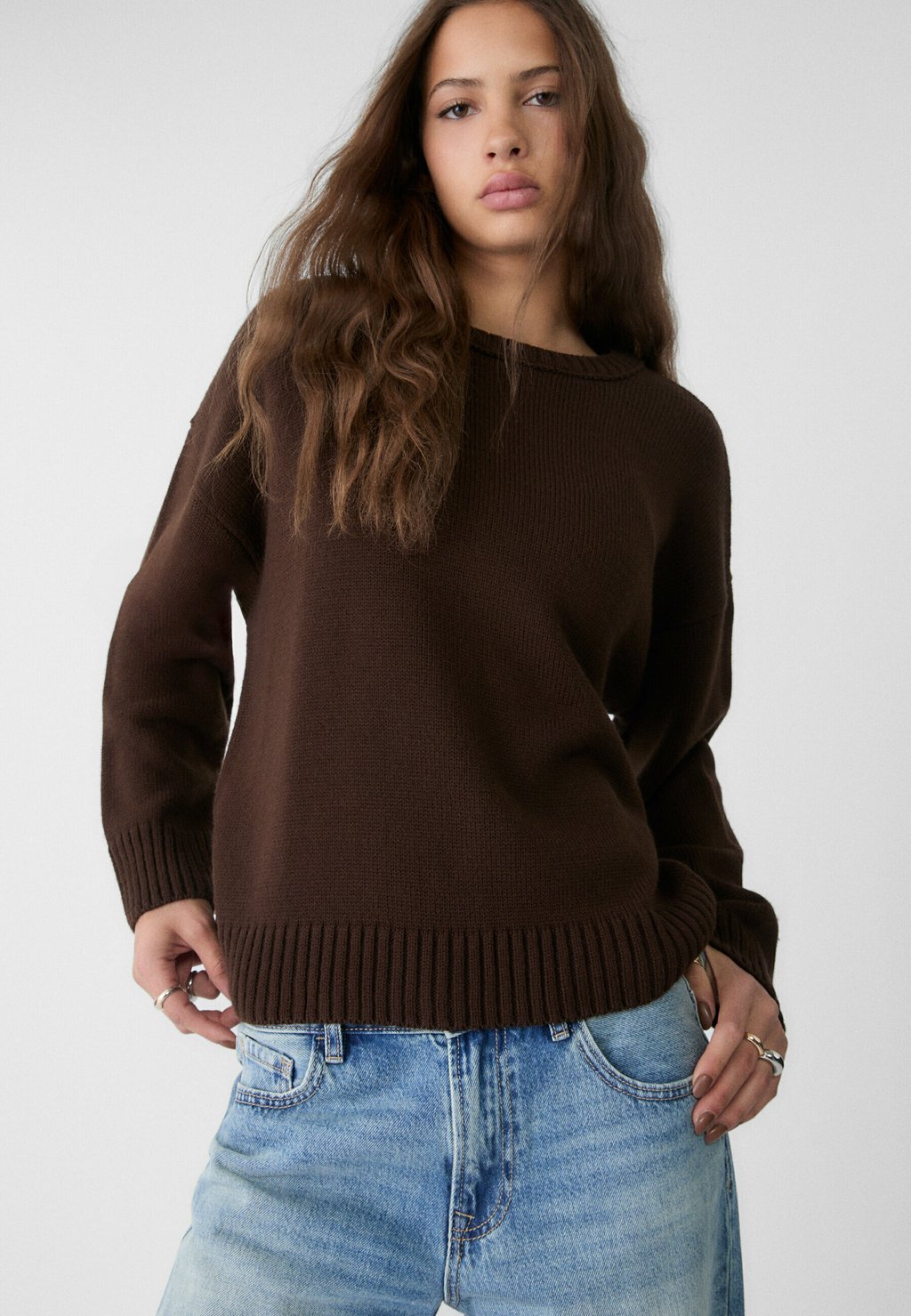 Джемпер CREW NECK Stradivarius, темно-коричневый 
Джемпер CREW NECK Stradivarius, темно-коричневый