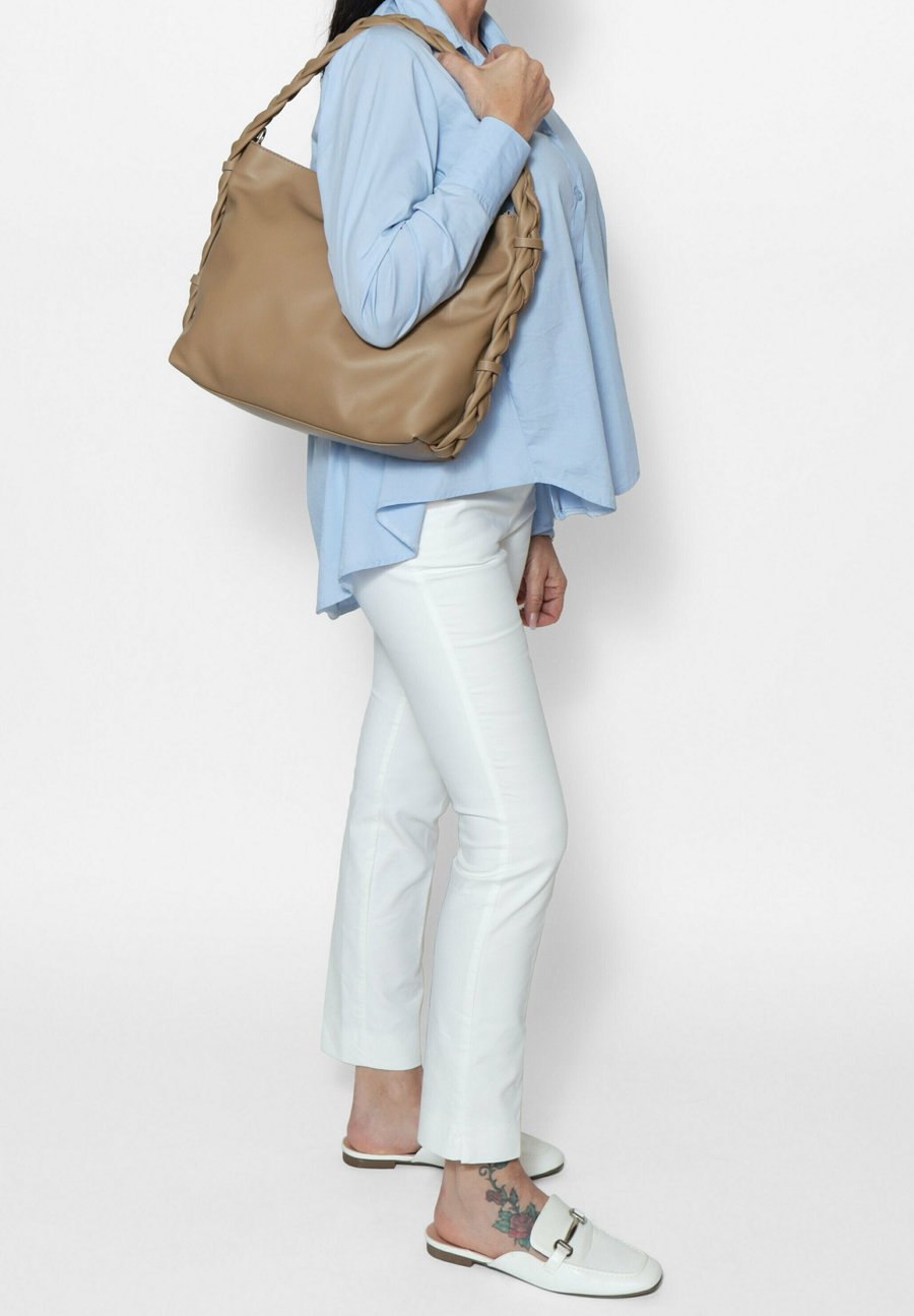 Сумка Chiara Ferretti SHOULDER , Taupe
Сумка Chiara Ferretti SHOULDER , Taupe