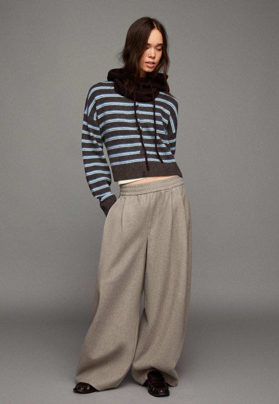 Кардиган Bershka STRIPED BUTTON-UP, Dark Brown
Кардиган Bershka STRIPED BUTTON-UP, Dark Brown